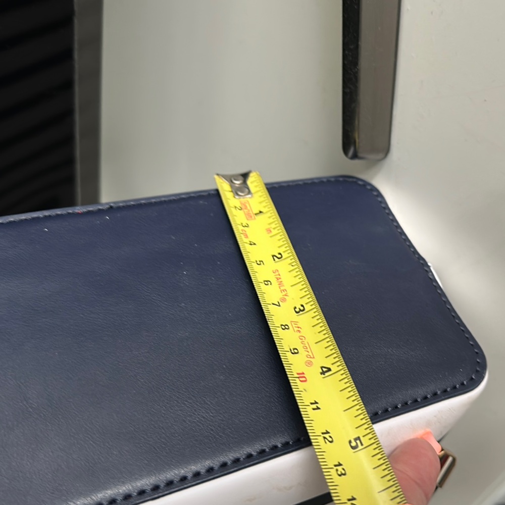 NEW Tommy Hilfiger White and Black Bucket Crossbody Bag - Picture 10 of 11
